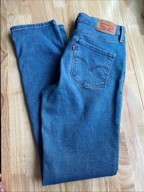 Levi's 312 Shaping Slim Jeans. Cigarette Leg. Mid-rise to high rise. Size 27.